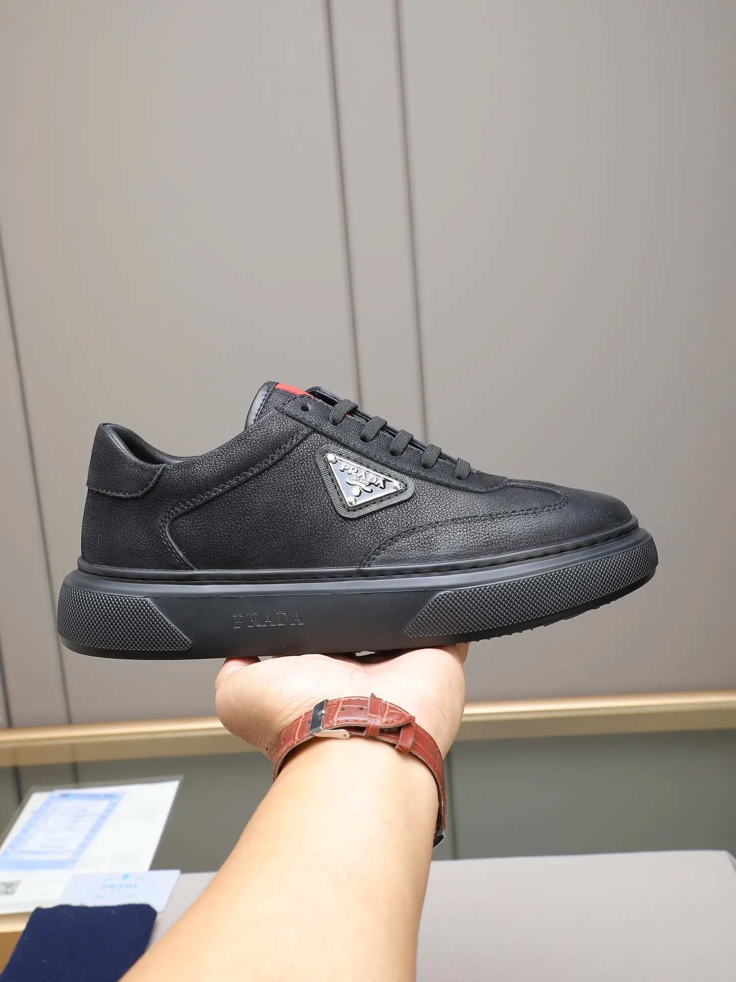 PP460 Prada/Prada men's new casual shoes, this upper is made of imported calfskin + sheep lining! The outside is decorated with the P family's classic metal triangle enamel logo, and the outsole is made of non-slip sports foam ultra-light outsole, which feels good on the feet and is a fashionable and fashionable item!  Size: 38-44 (45 customized)